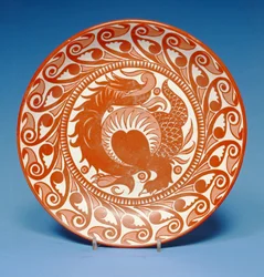 Aardewerken schaal, versierd in rood lustre met een kronkelende draak, ca. 1880-85